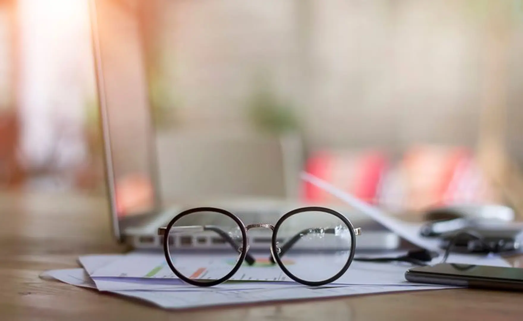 Consider These 5 Things While Purchasing Eyeglasses Online