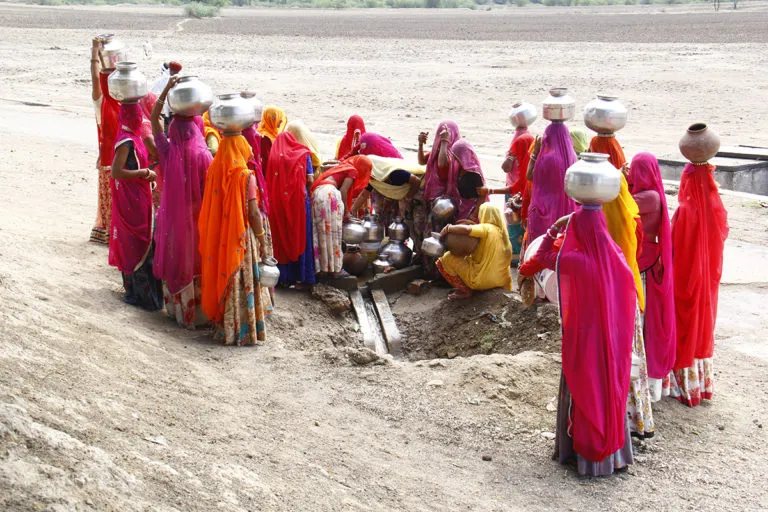 पीने के पानी के लिए बेरी पर पानी भरतीं महिलाएं। तस्वीर साभार- प्रयास केन्द्र