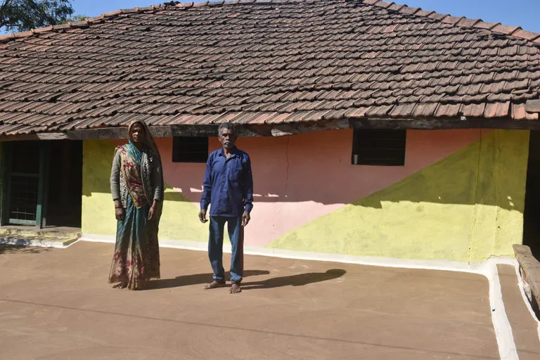 वर्षा ठाकुर के पिता सुन्दरलाल उईके और माँ ममता ऊईके सेहरा गाँव में अपने घर के बाहर। तस्वीर- प्रशांत कुमार दुबे