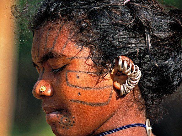 लोलुप नजरों से बचने के लिए चेहरे पर टैटू बनवाती हैं कुंआरी आदिवासी लड़कियां