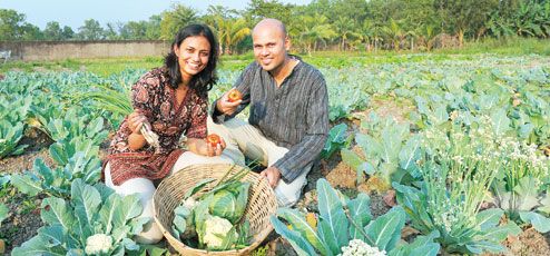 अमेरिका की खुशहाल जिंदगी छोड़कर प्राकृतिक खेती कर रहे कोलकाता के दंपति