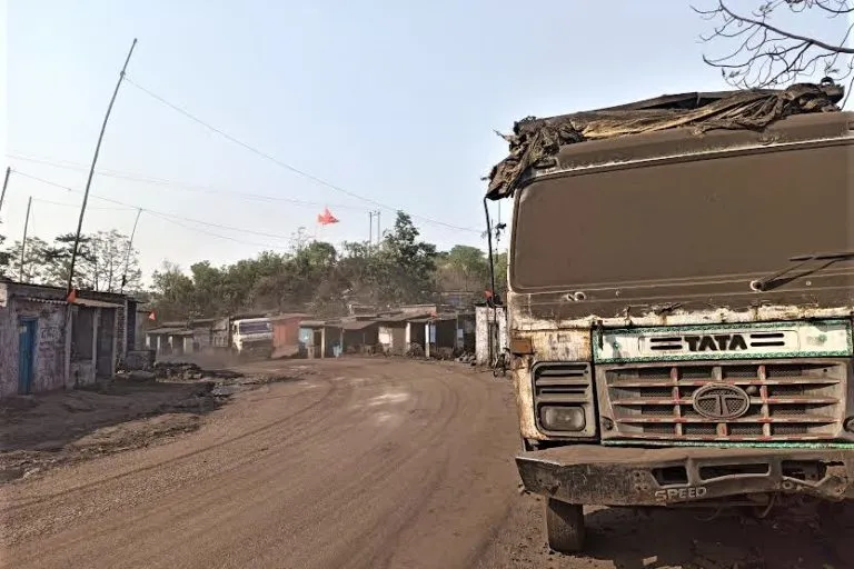 झारखंड के बेरमों के कोयले की ख़ान के पास के सड़कों पर अक्सर कोयले के धूल की मोटी परत आस पास के गाड़ियों और, दुकानों और आवासों पर दिखती है।