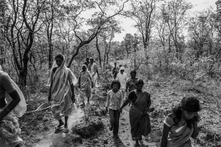 ताडोबा टाइगर रिजर्व के नवेगांव में, अंतिम संस्कार में शामिल होने के लिए लोग वन क्षेत्र में जाते हैं। वन अधिकारियों का कहना है कि स्थानीय लोगों द्वारा कोर जोन के इस्तेमाल किए जाने से वन्यजीवों को बहुत परेशानी होगी। भारत में लगभग 40,000 परिवार टाइगर रिजर्व कोर जोन के अंदर रहते हैं। तस्वीर- सेंथिल कुमारन।