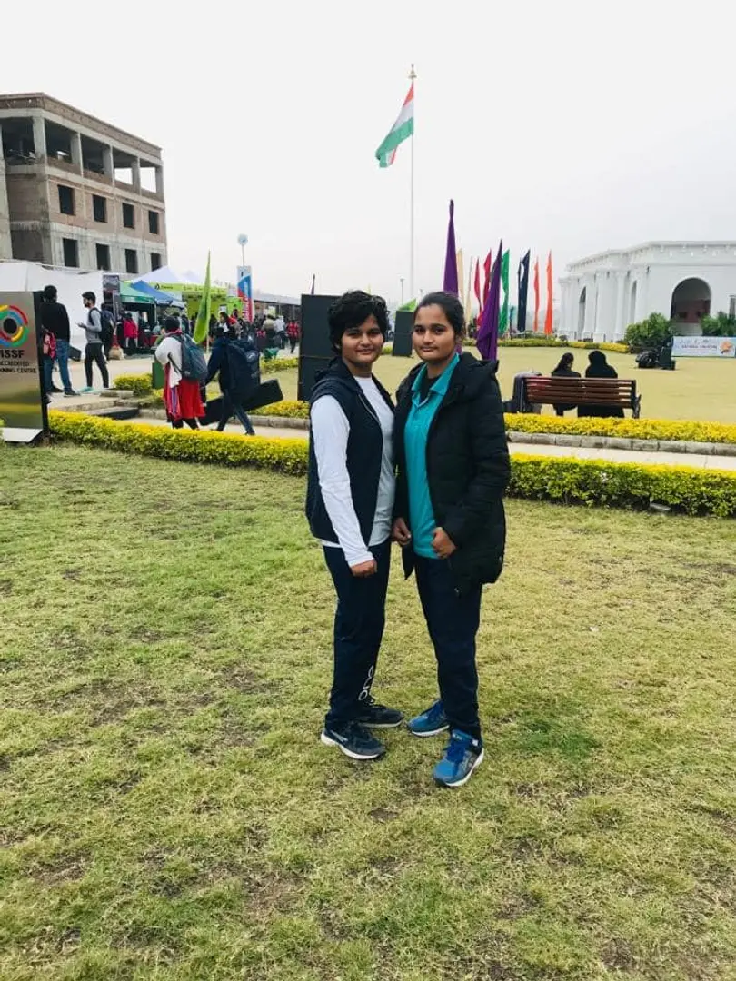 शूटर जुड़वा बहनों अंशिका-वंशिका का उधार की राइफल से गोल्ड मेडल पर निशाना