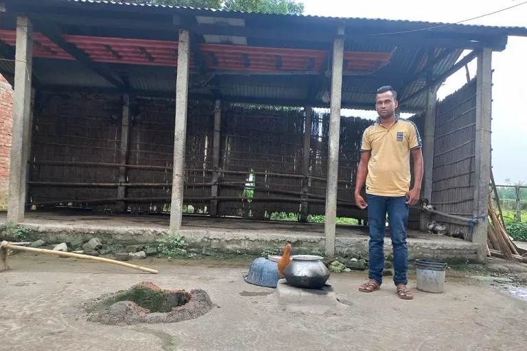 शाहजहां एलपीजी पर पके भोजन की तुलना में लकड़ी पर पके भोजन को अधिक पसंद करते हैं। एलपीजी की बढ़ती कीमत लोगों को इससे और दूर कर रही है। तस्वीर- सहाना घोष / मोंगाबे
