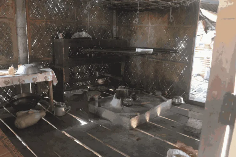 घर के अंदर बनी अलमारियां में आने वाले सालों के लिए अनाज और सामान को स्टोर करके रखा जाता है। तस्वीर- संस्कृता भारद्वाज