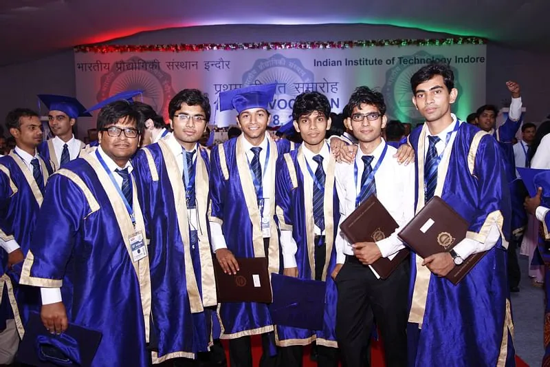 ग्रेजुएशन के दौरान अपने बैचमेट्स के साथ गौरव परचानी
