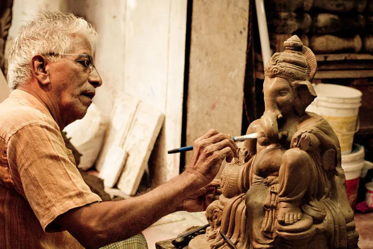 गोवा में गणेश की मूर्ति पर काम करता एक कलाकार। तस्वीर– निजगोयकर / विकिमीडिया कॉमन्स
