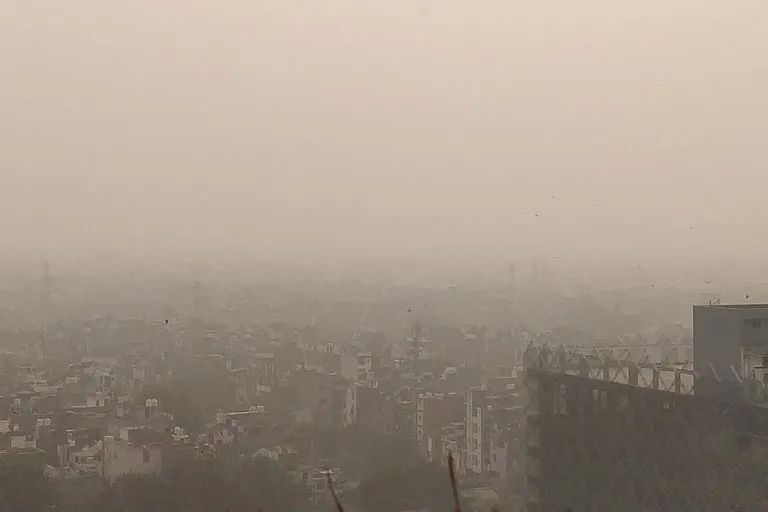 नई दिल्ली में वायु प्रदूषण पराली जलाना राष्ट्रीय राजधानी क्षेत्र (एनसीआर) में वायु प्रदूषण के प्रमुख कारणों में से एक रहा है। तस्वीर- Prami.ap90/विकिमीडिया कॉमन्स