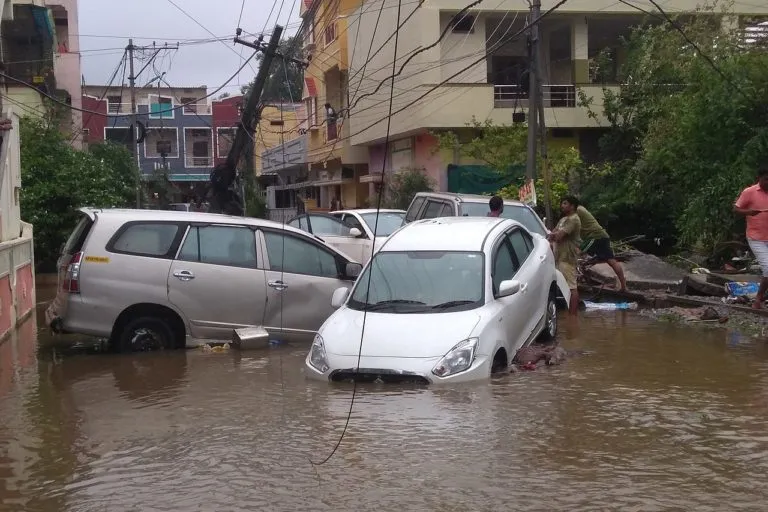 मौसम के अप्रत्याशित व्यवहार से शहरों में बाढ़ की स्थिति बन रही है। वर्ष 2020 में हैदराबाद शहर बाढ़ से दो-चार हुआ। इस वर्ष देश के कई बड़े शहर जलमग्न हुए। तस्वीर– स्ट्राइक ईगल/विकिमीडिया कॉमन्स