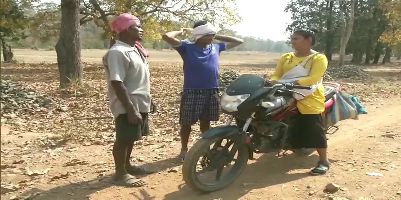 स्थानीय ग्रामीणों से बात करते हुए सरपंच भाग्यश्री लेखामी (बाइक पर) | फोटो साभार: ANI