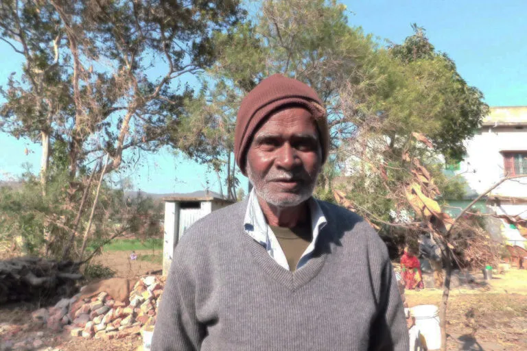 गोंदलपुरा के 77 वर्षीय सेवानिवृत्त स्कूल शिक्षक देवनाथ महतो ने बताया कि पिछली राज्य सरकारों द्वारा भूमि बैंक कैसे बनाए गए थे। तस्वीर- सुष्मिता