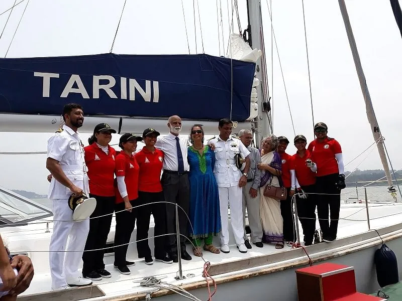सेवानिवृत्त नौसेना अधिकारी कैप्टन दिलीप डोंडे के साथ INSV Tarini में सभी महिला नौसेना अधिकारी टीम; फोटो साभार: भारतीय नौसेना 