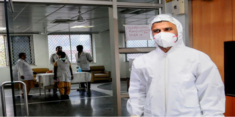 कोविड एंजल: गोवा में एक डॉक्टर कोविड-19 से ठीक हुए लोगों को गले मिलकर कर रहे हैं विदा