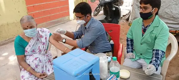 वैक्सीनेशन कैंप बेंगलुरु और उसके आसपास लगाए गए थे। 