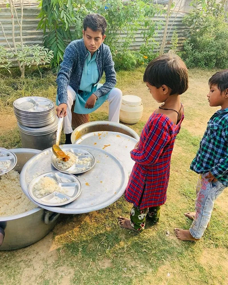 विशालाक्षी फाउंडेशन ने किया भोजन का वितरण