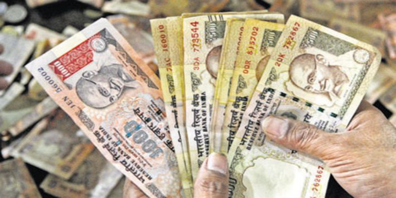 दृष्टिबाधित पति-पत्नी बचत के 24 हजार रुपए जमा करने बैंक गए तो पता चला बंद हो चुके हैं नोट
