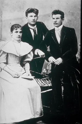 टोमास बाटा अपने भाई एंटोनिन और बहन ऐना के साथ (फोटो: विकिपीडिया)