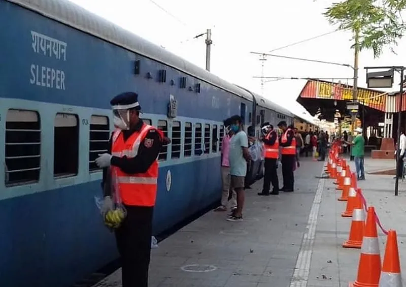 एनडीआरएफ ने विकास खन्ना के फीड इंडिया ड्राइव के तहत श्रमिक ट्रेनों से यात्रा करने वाले प्रवासियों को भोजन वितरित किया