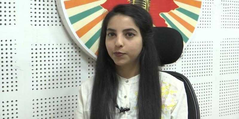 20 साल की समानिया भट्ट बनीं उत्तरी कश्मीर की सबसे कम उम्र की महिला RJ