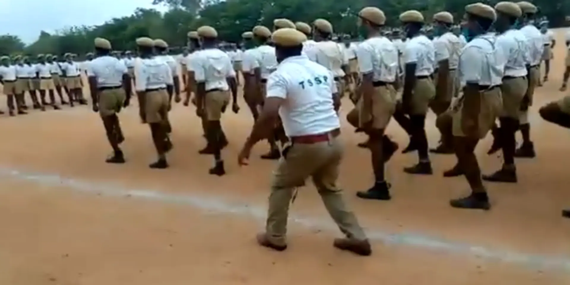 लेफ्ट-राइट-लेफ्ट का गया जमाना, पुलिस का ये जवान दिवगंत गायक मोहम्मद रफी के गीत 'ढल गया दिन' पर करवा रहा साथियों को कदमताल