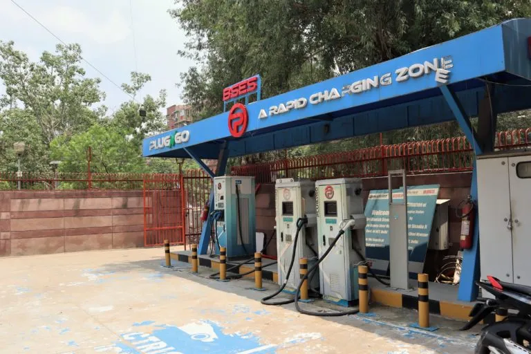 दिल्ली के पटपड़गंज इलाके में एक निजी चार्जिंग स्टेशन। तस्वीर-मनीष कुमार