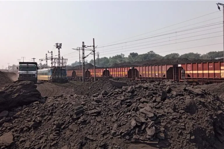 तालचेर, ओडिशा में एक रेलवे लोडिंग सेंटर जहां तालचेर में खनन किए गए कोयले को ट्रेनों में लोड किया जाता है। तस्वीर- मनीष कुमार / मोंगाबे