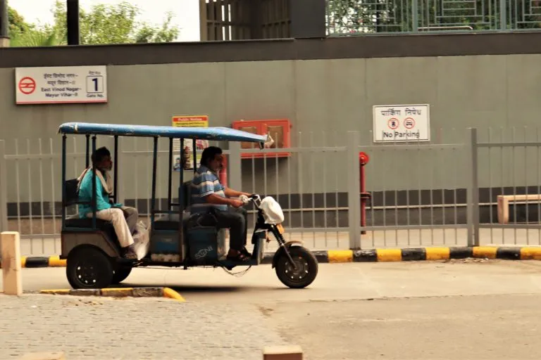 दिल्ली के विनोद नगर मेट्रो स्टेशन के पास ऐसे बहुत से इलेक्ट्रिक रिक्शा देखने को मिल सकते हैं। तस्वीर-मनीष कुमार