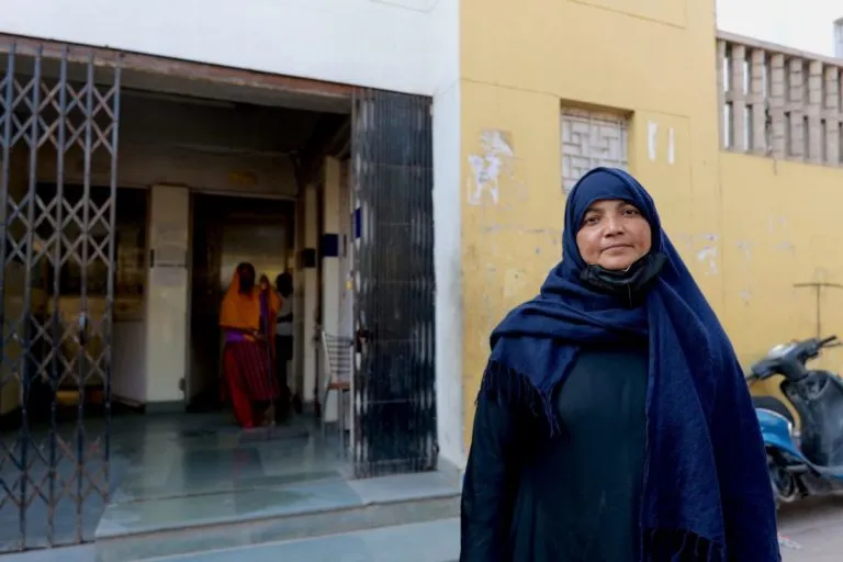अनीसा, रहमत निगरानी समूह (आरएनएस) से जुड़ी हैं। इस समूह ने सामुदायिक शौचालयों के प्रबंधन का बीड़ा उठाया। कभी गंदे रहने वाले शौचालय अब दक्षिण दिल्ली के आदर्श शौचालय में बदल गए हैं। तस्वीर- अर्चना सिंह