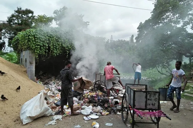 प्लास्टिक कचरे को छांटते कर्मचारी। अक्सर कचरे के ढेर को आग के हवाले कर दिया जाता है, जिससे हानिकारक प्रदूषण होता है। तस्वीर- विश्वरूप गांगुली/विकिमीडिया कॉमन्स
