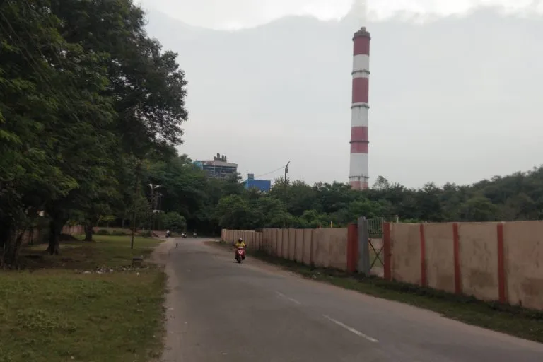 चंद्रपुरा स्थित ताप विद्युत संयंत्र। दामोदर घाटी क्षेत्र में सात ताप विद्युत संयंत्र (थर्मल पावर प्लांट) व दो जल विद्युत संयंत्र हैं। तस्वीर- राहुल सिंह