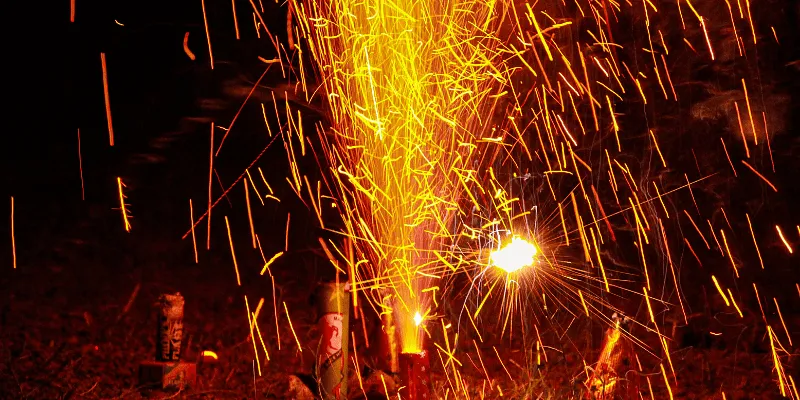 कई राज्य सरकारों ने इस साल दिवाली पर पटाखों पर प्रतिबंध लगा दिया है।  चित्र साभार: राजेश राम, Unsplash