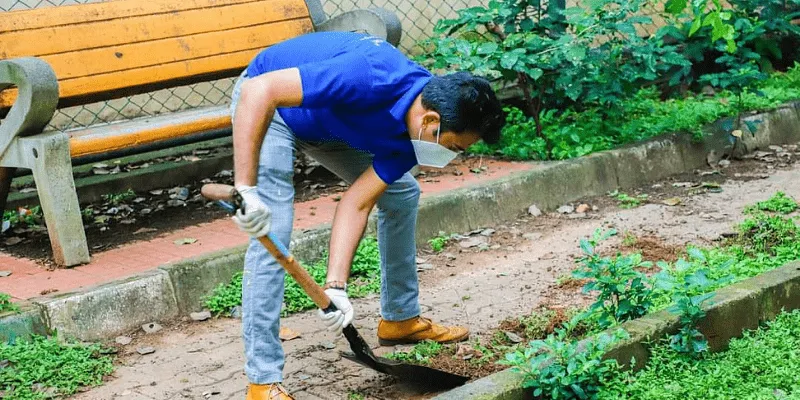 अमित, बेंगलुरु में एक पार्क की सफाई करते हुए