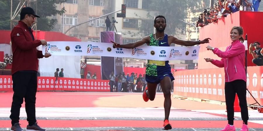 मुंबई मैराथन 2020: मिलिए देरारा हुरिसा से जो दोस्त से जूते उधार लेकर दौड़े मैराथन, बने चैंपियन