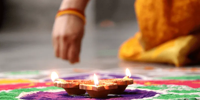 दीपावली के दौरान पटाखों के लिए एक अच्छा विकल्प है 'दीये'। फोटो साभार: संदीप केआर यादव, Unsplash