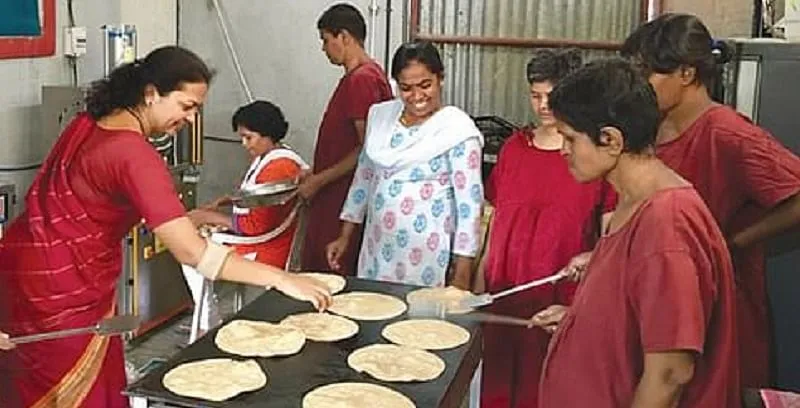 बेसहारा लोगों के लिए भोजन बनाते हुए डॉ. सुचेता धामणे 