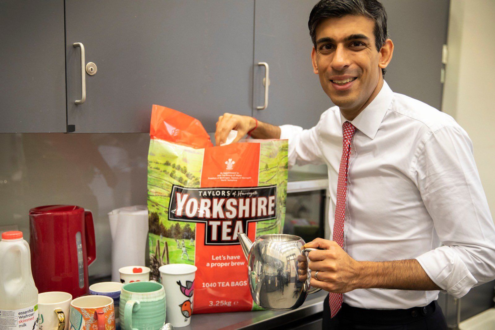 बजट से पहले ब्रिटेन के 'भारतीय' वित्त मंत्री ने बनाई चाय, फोटो ट्विटर पर छाई