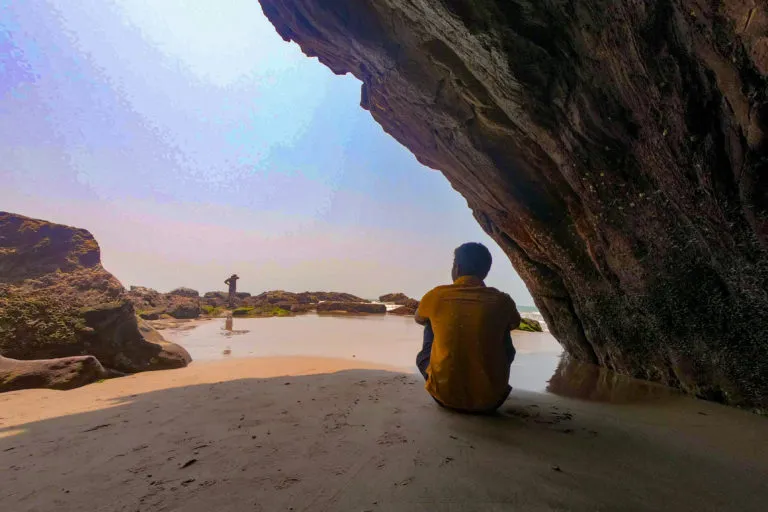 कोंकण में एक चट्टान में प्राकृतिक रूप से उकेरी गई एक गुफा। तस्वीर- कोंकणी रान माणूस