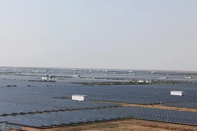 गुजरात सोलर पार्क भारत का पहला यूटिलिटी-स्केल सौर ऊर्जा पार्क है। जानकार मानते हैं कि नवीन ऊर्जा की मदद से प्रदूषण फैलाने वाले थर्मल पावर प्लांट पर निर्भरता कम की जा सकती है। तस्वीर- रवलीन कौर/मोंगाबे