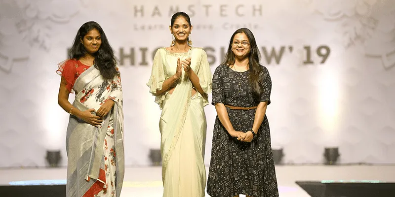समिक्षा तिवारी (दाईं ओर) और मॉडल (बीच में) उनका डिजाइन किया हुआ परिधान पहन हुए