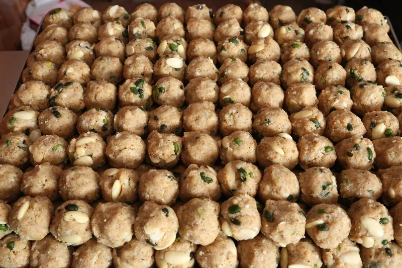 ठग्गू के लड्डू द्वारा बनाए गए लड्डू 