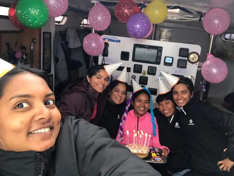 नाविका सागर परिक्रमा मिशन के दौरान समारोह में, ऐश्वर्या बोद्दापति (बाएं से तीसरे नंबर पर) अपने दल के साथ; फोटो साभार: टीम तारिणी का ब्लॉग 