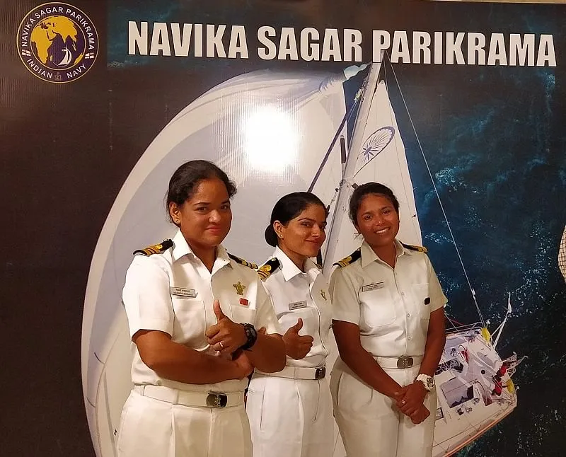 लेफ्टिनेंट कमांडर नाविका सागर परिक्रमा मिशन के सफल समापन के बाद नई दिल्ली में प्रेस कॉन्फ्रेंस में लेफ्टिनेंट प्रतिभा जाम्बवाल और लेफ्टिनेंट पायल गुप्ता (एल से आर) के साथ ऐश्वर्या। 