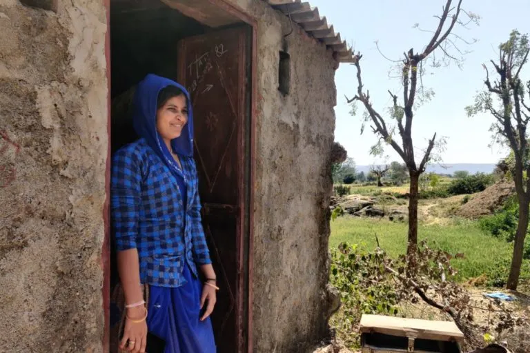 उदयपुर के केरपुरा की रहने वाली भावना देवी मनरेगा के तहत 2021-2022 में 95 दिन काम कर पाई। लेकिन इस साल अप्रैल से योजना के तहत उन्हें एक दिन का काम नहीं मिला है। तस्वीर- महिमा जैन