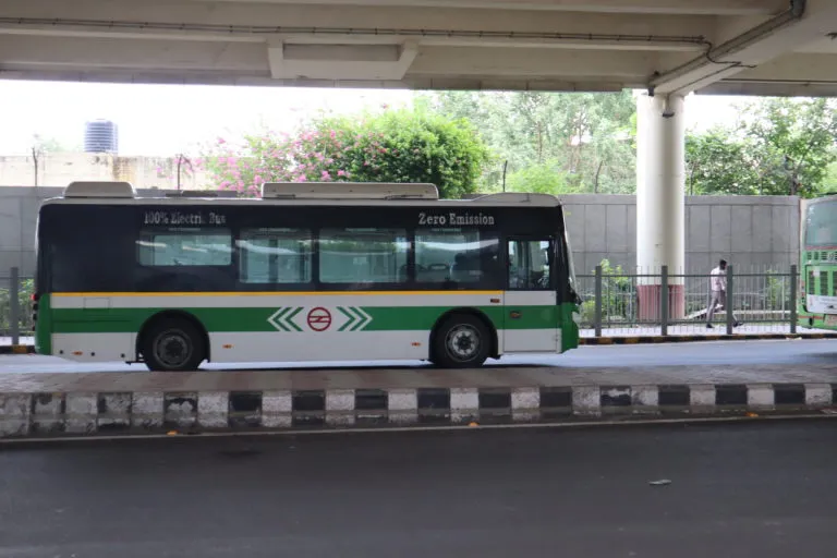 दिल्ली की सड़कों पर राज्य सरकार के द्वारा संचालित इलेक्ट्रिक बसों का विस्तार धीरे धीरे हो रहा है। तस्वीर-मनीष कुमार