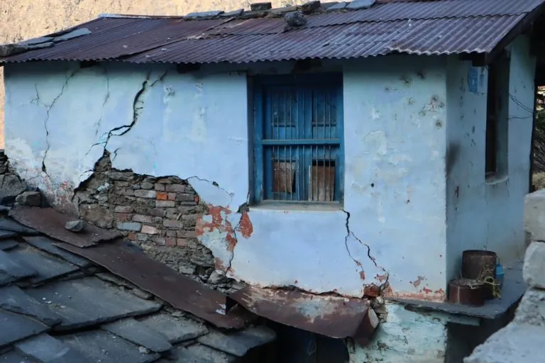जोशीमठ में एक क्षतिग्रस्त घर। तस्वीर- मनीष कुमार/मोंगाबे