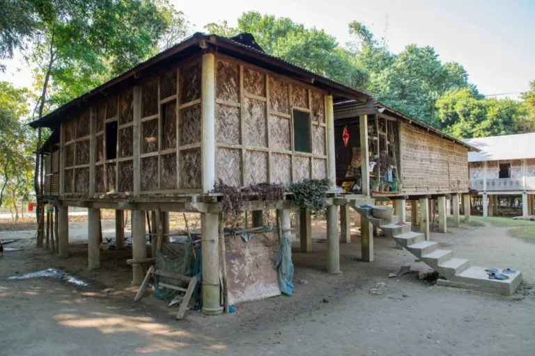 असम के अधिकांश मिसिंग बहुल गांवों में बाढ़ से बचने के लिए ऊंचाई पर बने घर आम हैं। तस्वीर- यूनिसेफ/आदिश बरुआ