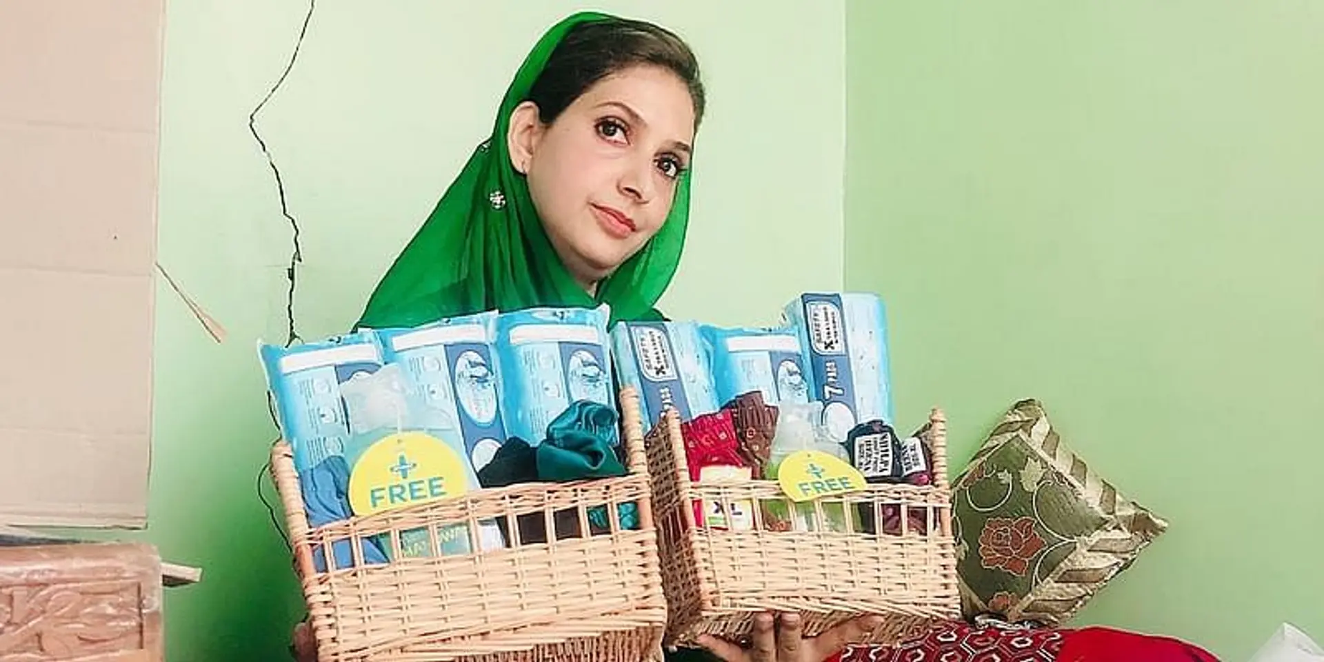 मिलें 'पैडवुमन ऑफ कश्मीर' से, जो पूरे क्षेत्र की महिलाओं को बांट रही फ्री सैनिटरी पैड