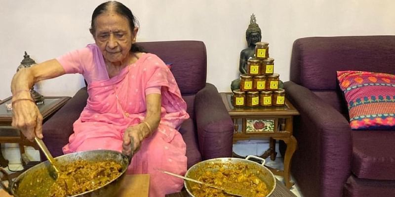 87 साल की उम्र में आचार बनाती है ये बुजुर्ग महिला, प्रॉफिट के पैसे को कर देती हैं गरीबों में दान