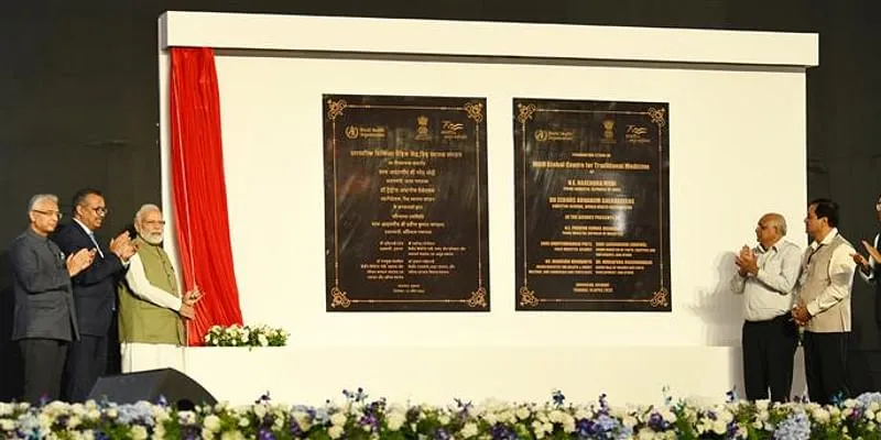 प्रधानमंत्री नरेन्द्र मोदी 19 अप्रैल, 2022 को गुजरात के जामनगर में WHO ग्लोबल सेंटर फॉर ट्रेडिशनल मेडिसिन (GCTM) की आधारशिला रखते हुए।